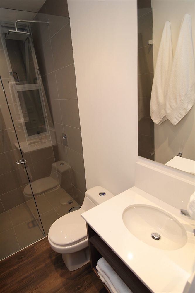 Sites Hotel Медельїн Екстер'єр фото A shower with a sliding door